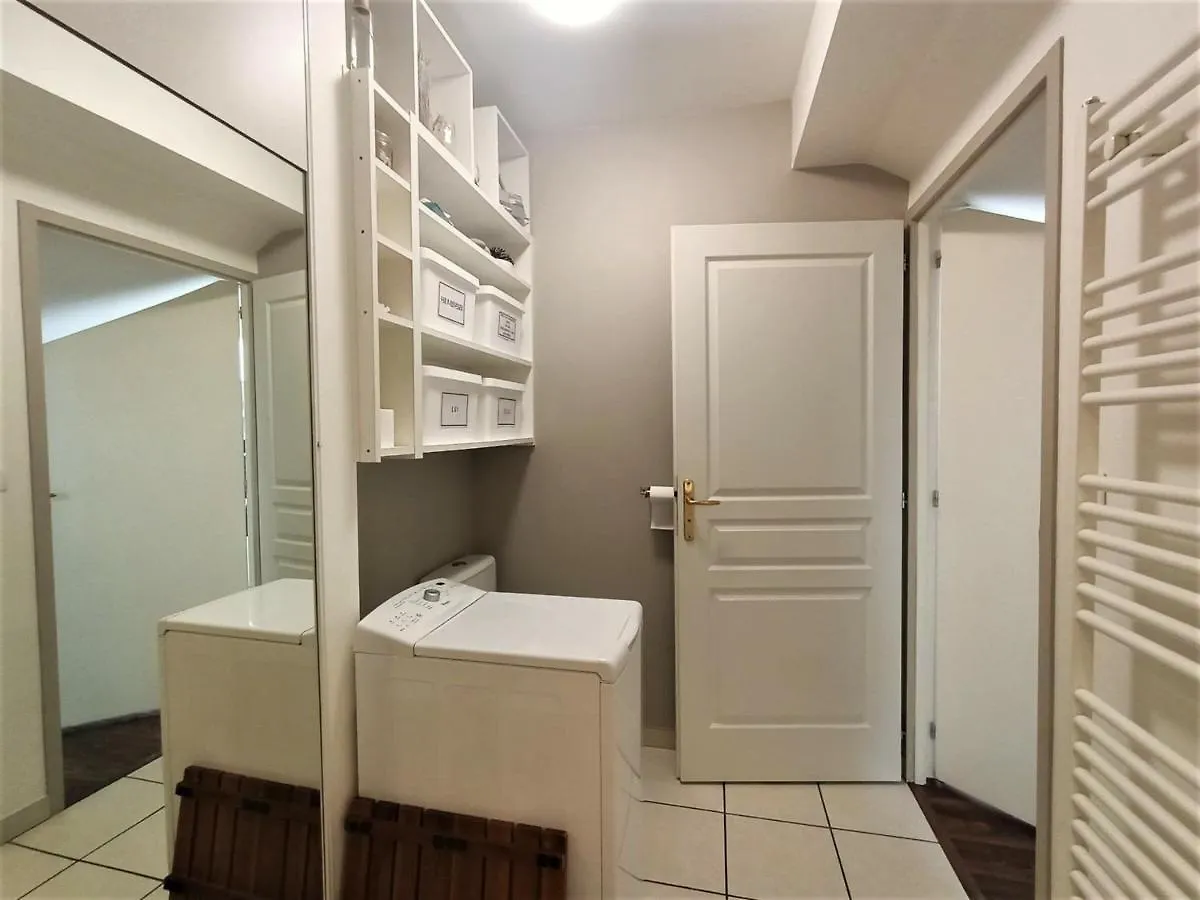 Charmant T2 Moderne Avec Balcon A Aix-Les-Bains, Proche Centre Et Services - Fr-1-555-61